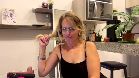 Snapshot of yes_mommy_zlata chatting on 02/11/25, 01:41 Zlata online show from 02/11/25, 01:41