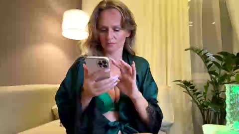 Snapshot of yes_mommy_zlata chatting on 09/10/25, 06:41 Zlata online show from 09/10/25, 06:41