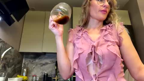 Snapshot of yes_mommy_zlata chatting on 10/07/25, 07:00 Zlata online show from 10/07/25, 07:00