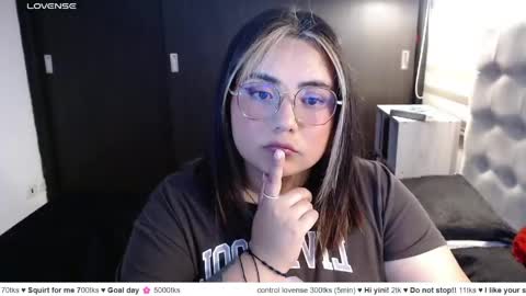 Snapshot of yini_angel07 chatting on 05/07/26, 01:11 hii i am yini online show from 05/07/26, 01:11