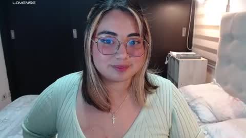 Snapshot of yini_angel07 chatting on 06/25/26, 05:12 hii i am yini online show from 06/25/26, 05:12
