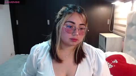 Snapshot of yini_angel07 chatting on 07/08/26, 02:05 hii i am yini online show from 07/08/26, 02:05