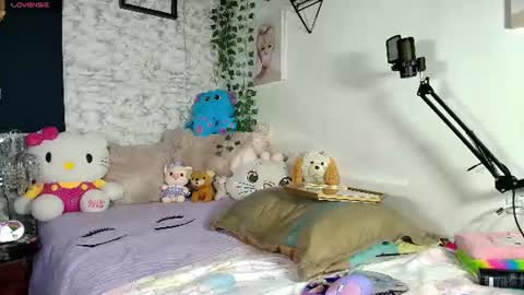 yiyii9 online show from 06/25/26, 12:42