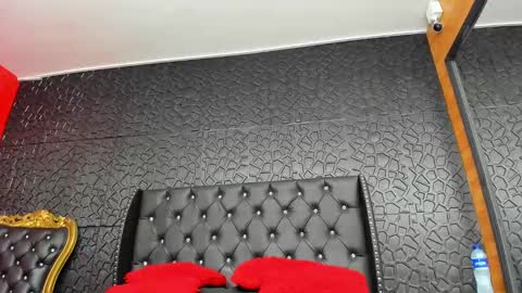 yiyisandoval online show from 09/30/25, 03:17