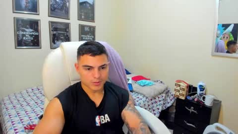 Snapshot of yker18 chatting on 12/28/24, 06:39 yker online show from 12/28/24, 06:39