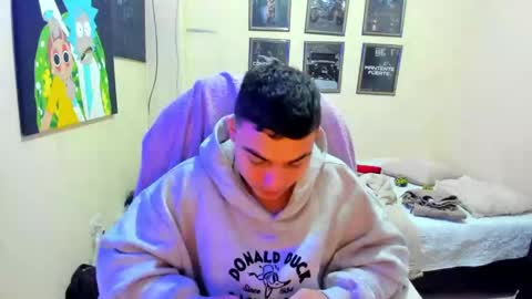 Snapshot of yker18 chatting on 12/30/24, 05:23 yker online show from 12/30/24, 05:23