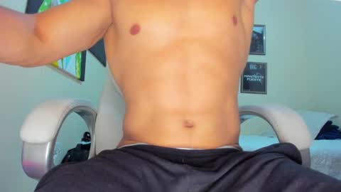 Snapshot of yker18 chatting on 01/12/25, 01:42 yker online show from 01/12/25, 01:42