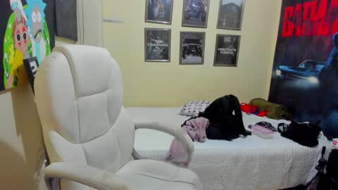 Snapshot of yker18 chatting on 10/09/25, 04:32 yker online show from 10/09/25, 04:32