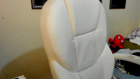 Snapshot of yker18 chatting on 10/20/25, 02:01 yker online show from 10/20/25, 02:01