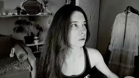 Snapshot of yoka_paradoxxx chatting on 05/06/26, 10:53 yoka_paradoxxx online show from 05/06/26, 10:53