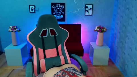 Snapshot of yolandyfoun chatting on 01/22/25, 11:01 Yolandi-Foun online show from 01/22/25, 11:01