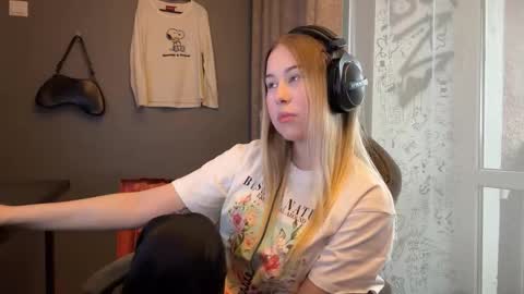 Snapshot of yolondaillovsky chatting on 11/04/25, 07:18 I am Rose ntmu Lets hit 10 Thumbs Up together online show from 11/04/25, 07:18