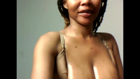 Snapshot of yoncexx25 chatting on 12/21/25, 01:13 amazingkellyxx online show from 12/21/25, 01:13