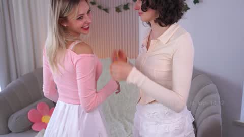 Elizabeth brunette -- Darline blonde  online show from 12/14/24, 07:29