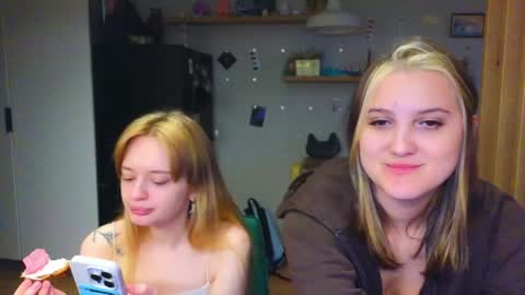 Snapshot of younona chatting on 04/27/26, 06:06 Anna and Luna online show from 04/27/26, 06:06