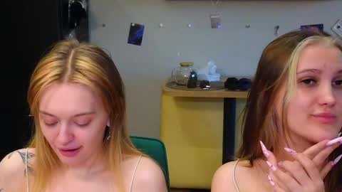 Snapshot of younona chatting on 05/08/26, 06:02 Anna and Luna online show from 05/08/26, 06:02