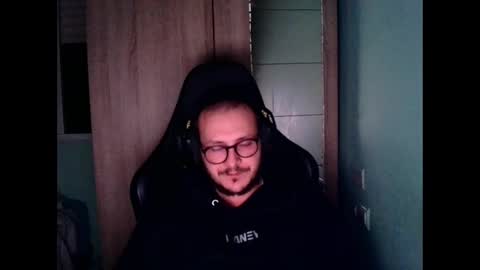 Snapshot of younromki chatting on 02/13/25, 12:57 A... online show from 02/13/25, 12:57