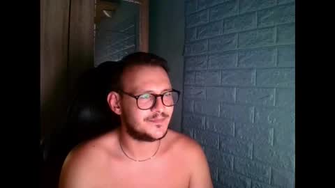 Snapshot of younromki chatting on 09/17/25, 11:12 A... online show from 09/17/25, 11:12