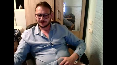 Snapshot of younromki chatting on 04/18/26, 09:04 A... online show from 04/18/26, 09:04