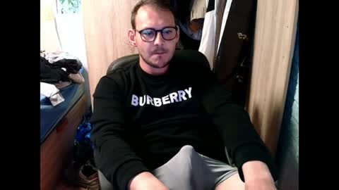 Snapshot of younromki chatting on 05/03/26, 12:44 A... online show from 05/03/26, 12:44