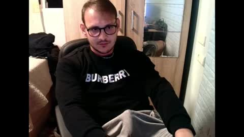 Snapshot of younromki chatting on 05/05/26, 08:39 A... online show from 05/05/26, 08:39