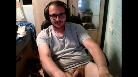 Snapshot of younromki chatting on 05/14/26, 09:10 A... online show from 05/14/26, 09:10