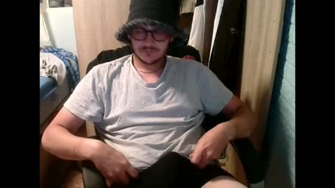 Snapshot of younromki chatting on 05/17/26, 05:53 A... online show from 05/17/26, 05:53