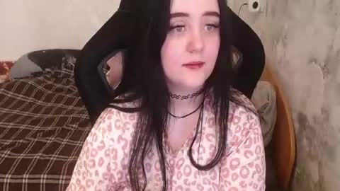 your_8a8y online show from 06/18/26, 03:27