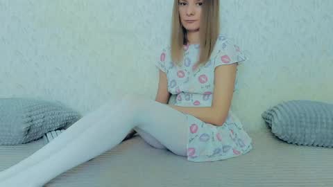 Snapshot of your_caramelka chatting on 01/26/25, 11:28 Lily online show from 01/26/25, 11:28