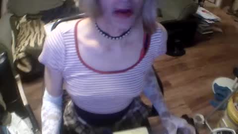 Snapshot of your_dog chatting on 12/11/24, 01:26 Taylor Tash online show from 12/11/24, 01:26