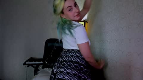 Snapshot of your_godesses chatting on 12/18/24, 06:43 Cora online show from 12/18/24, 06:43