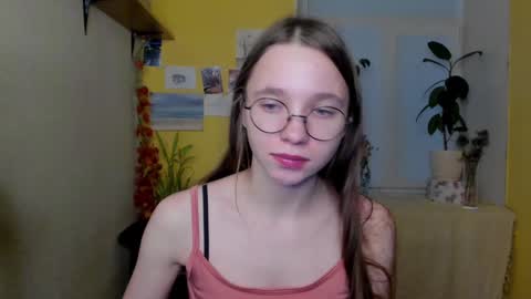 Snapshot of your_leslie chatting on 12/16/24, 01:42 Leslie online show from 12/16/24, 01:42