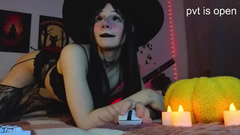 Snapshot of your_little_eva chatting on 10/31/25, 11:28 Eva online show from 10/31/25, 11:28