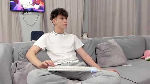 your_shy_guy online show from 02/12/25, 07:13