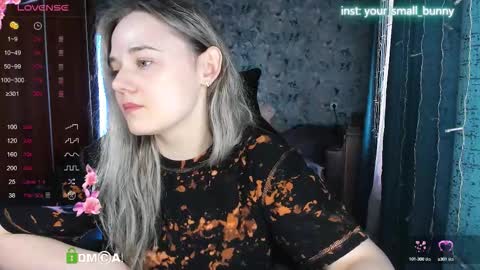Snapshot of your_small_bunny chatting on 09/22/25, 04:03 Molly online show from 09/22/25, 04:03