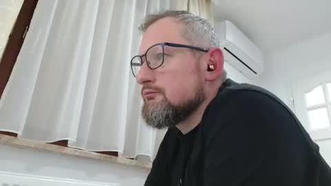 Snapshot of your_tipie chatting on 11/14/25, 08:51 your_tipie online show from 11/14/25, 08:51