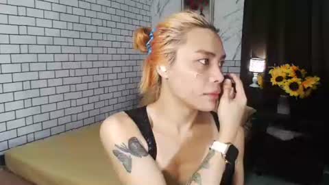 Snapshot of yourasianbigcock chatting on 09/19/25, 12:17 LEXI online show from 09/19/25, 12:17