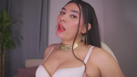 Snapshot of yourlatina_emely chatting on 02/13/26, 09:00 EMELY online show from 02/13/26, 09:00