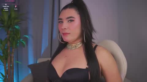 Snapshot of yourlatina_emely chatting on 02/14/26, 11:01 EMELY online show from 02/14/26, 11:01