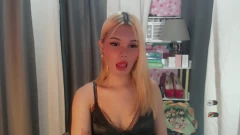 Snapshot of yourlovekylie chatting on 06/23/26, 06:06 KYLIE MORE online show from 06/23/26, 06:06