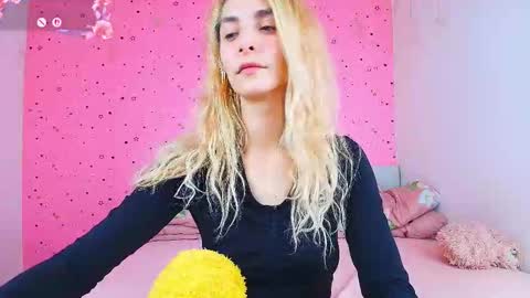 Snapshot of yours_lisa chatting on 11/19/25, 11:43 online show from 11/19/25, 11:43