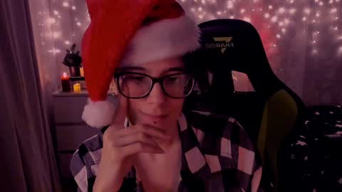 Snapshot of yourscosmic chatting on 12/24/24, 11:44 Yours Cosmic online show from 12/24/24, 11:44