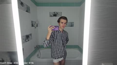 Snapshot of yueslang chatting on 12/27/24, 08:18 Yue Lang and Samm online show from 12/27/24, 08:18