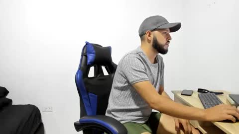 Snapshot of yulian0920 chatting on 11/13/25, 04:33 YULIAN online show from 11/13/25, 04:33