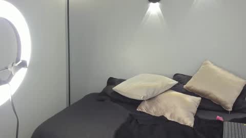 yulievans online show from 01/12/25, 01:21