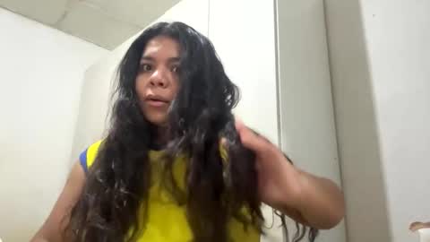 Snapshot of yulissa18 chatting on 11/14/25, 06:06 Yuli and SaraIndependent model online show from 11/14/25, 06:06