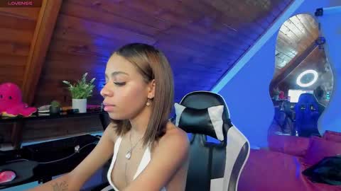 Snapshot of yumi_hanna chatting on 12/15/25, 02:49 yumi_hanna online show from 12/15/25, 02:49