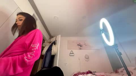 Snapshot of yungfemslut chatting on 12/18/25, 08:09 BbyTSSLut online show from 12/18/25, 08:09