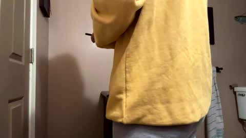 Snapshot of yungstallion10 chatting on 10/31/25, 01:28 Fire 0range kush online show from 10/31/25, 01:28