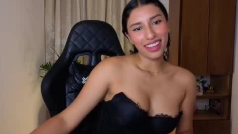 Snapshot of yuziidreams chatting on 03/08/26, 02:04 yuzii Im new to these pages so I hope you guys are kind to me. online show from 03/08/26, 02:04